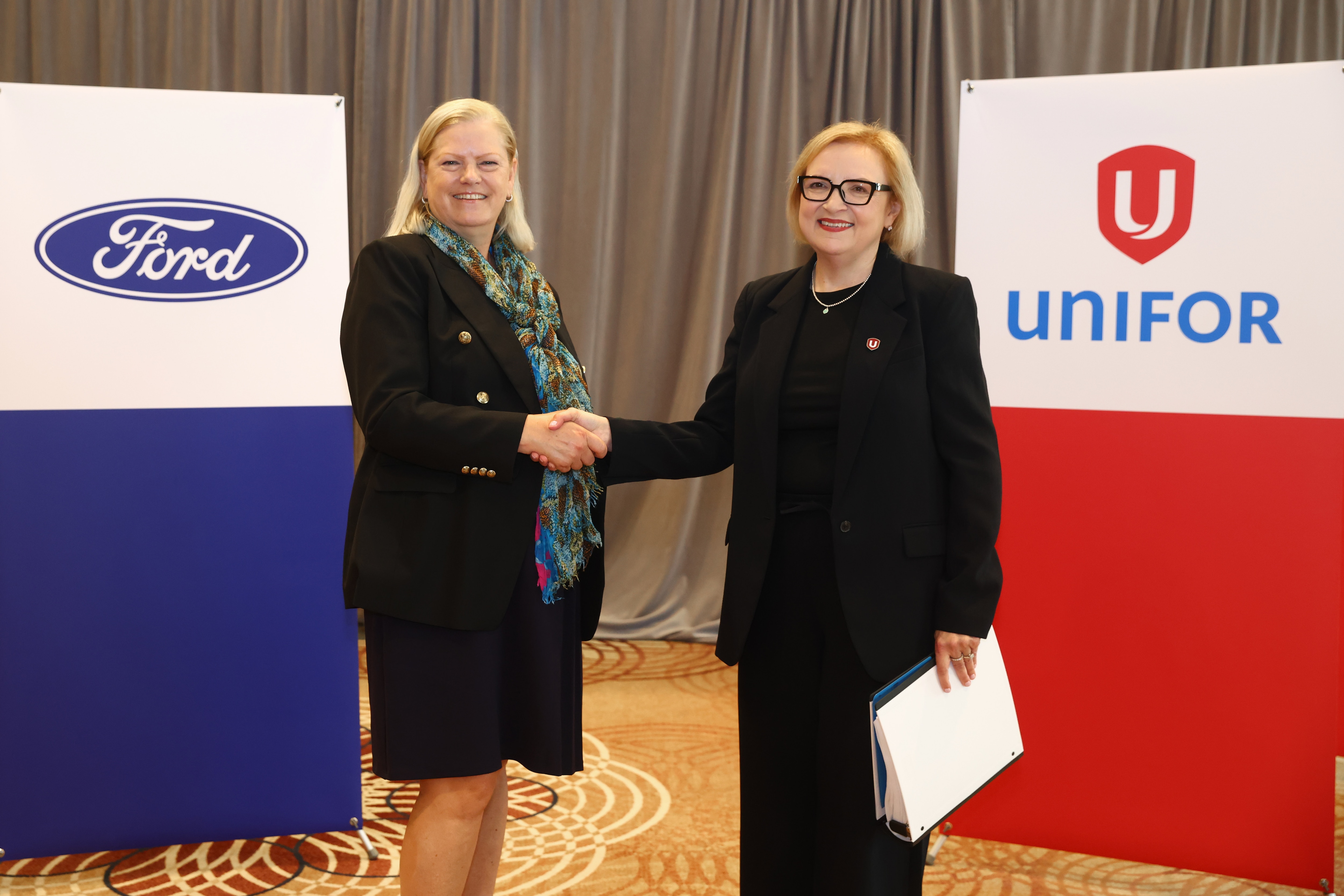 Meredith Keenan, vice president, Human Resources, Ford Motor Company of Canada, Limited (left), and Lana Payne, Unifor National President (right), meet to start 2026 contract negotiations. Ford opens bargaining by recognizing the key role employees play in the company's success and aims to reach a fair agreement that supports stability and the long-term competitiveness of its Canadian manufacturing operations. -- Meredith Keenan, vice-présidente des Ressources humaines de Ford Canada (à gauche), et Lana Payne, présidente nationale d’Unifor (à droite), lancent les négociations pour le renouvellement de la convention collective de 2026. Ford reconnaît le rôle essentiel de ses employés dans le succès de l’entreprise et souhaite conclure une entente équitable favorisant la stabilité et la compétitivité à long terme de ses activités manufacturières au Canada. 